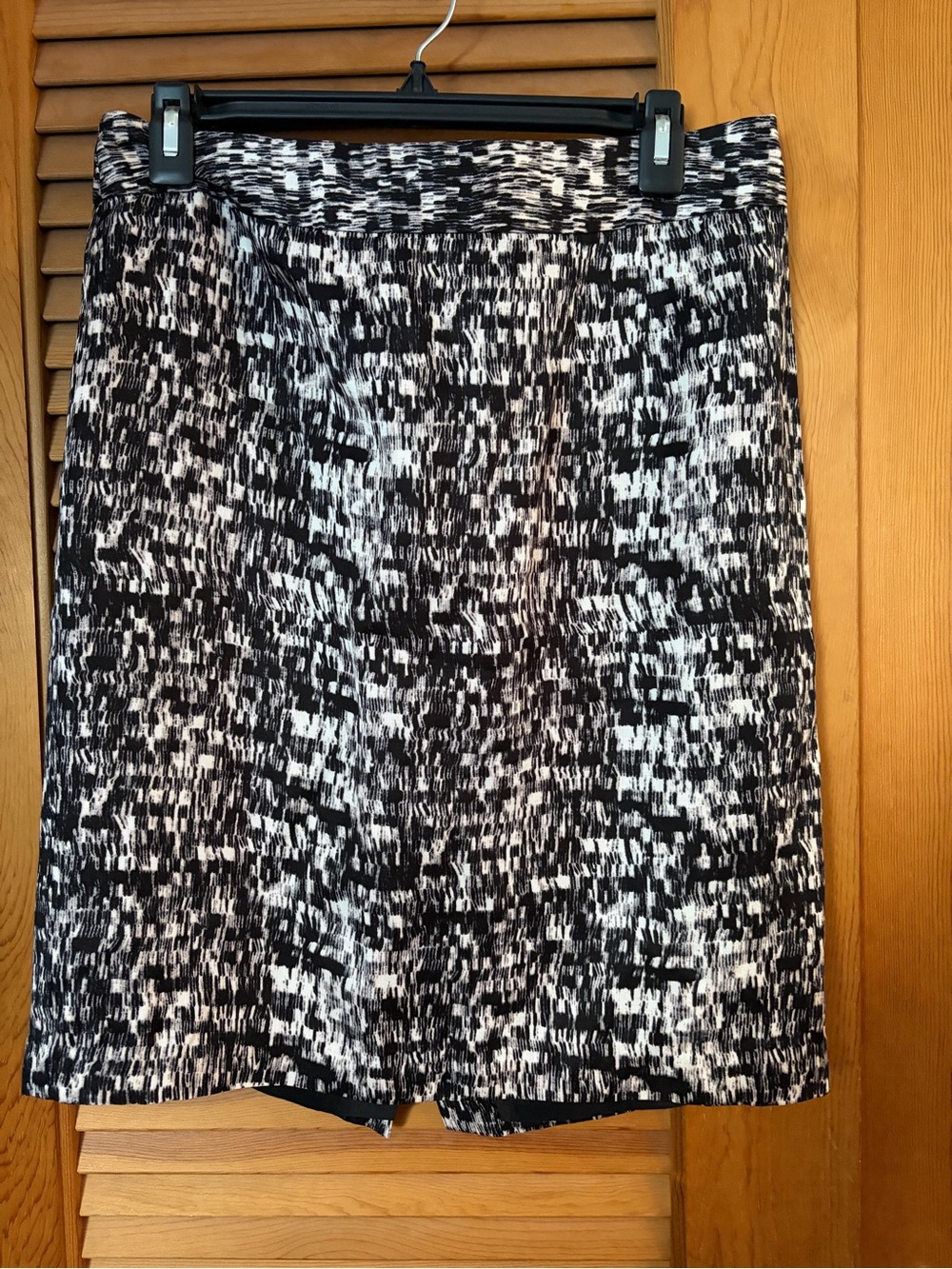 Banana Republic knee length Pencil Skirt in black and white size 8